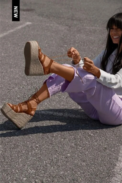 Albanische Sandalen Aus Braunem Leder -Mode Dessous Geschäft Disenosintitulo 2022 02 11T140928.983