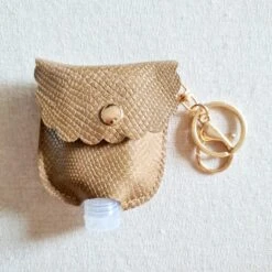 Tragbarer Schlüsselanhänger Für Desinfektionsgel Cob -Mode Dessous Geschäft llavero portatil para gel desinfectante cob pasarelle beige 532399