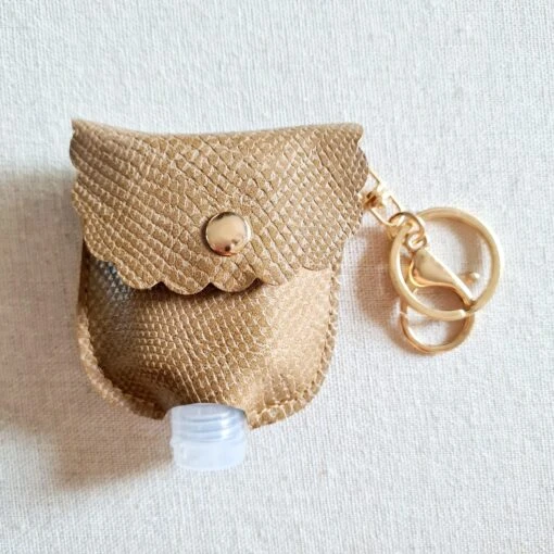 Tragbarer Schlüsselanhänger Für Desinfektionsgel Cob -Mode Dessous Geschäft llavero portatil para gel desinfectante cob pasarelle beige 532399 scaled